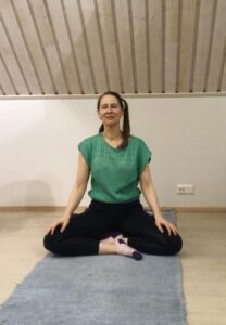 Nainen tekee mindfulness harjoitusta